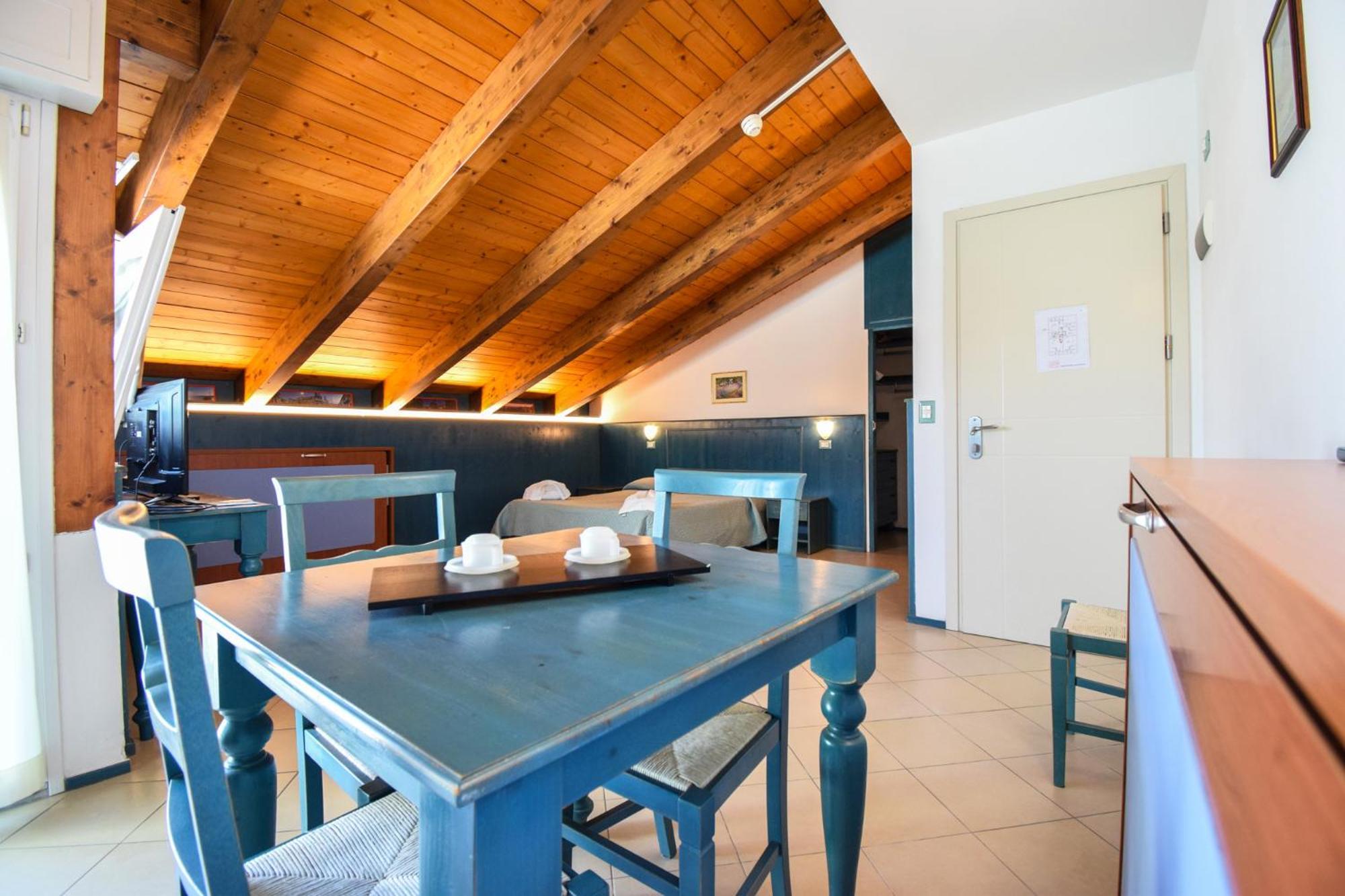 Suite,1349296183:JPEG